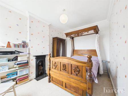 4 bedroom Semi-detached house for sale in Rayleigh Road, Basingstoke