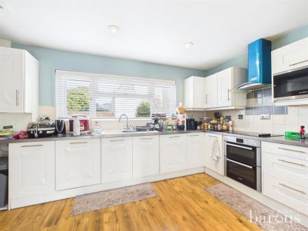 4 bedroom Terraced House for sale in Kenilworth Road, Basingstoke