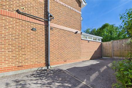 2 bedroom End of terrace house for sale in Birches Crest, Hatch Warren
