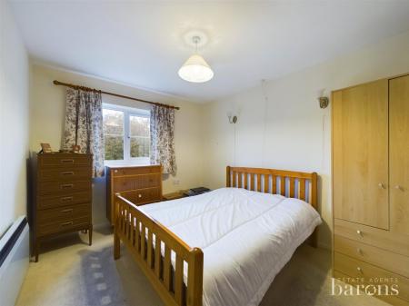 1 bedroom Flat for sale in Oakfields, Lychpit