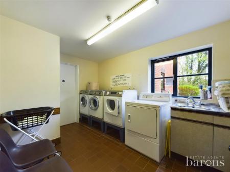 1 bedroom Flat for sale in Oakfields, Lychpit