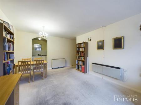 1 bedroom Flat for sale in Oakfields, Lychpit