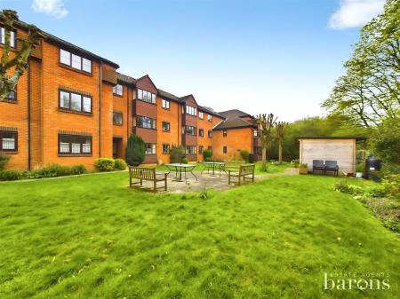 1 bedroom Flat for sale in Oakfields, Lychpit