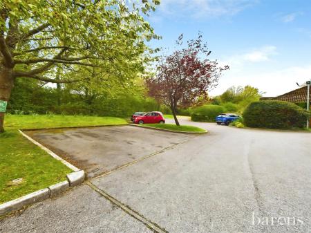1 bedroom Flat for sale in Oakfields, Lychpit