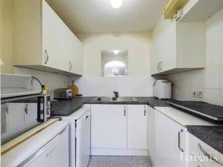 1 bedroom Flat for sale in Oakfields, Lychpit