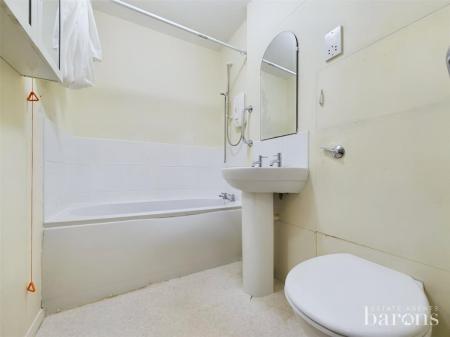 1 bedroom Flat for sale in Oakfields, Lychpit