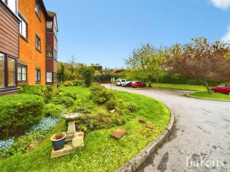 1 bedroom Flat for sale in Oakfields, Lychpit