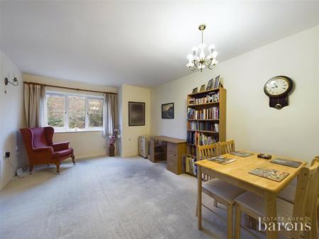 1 bedroom Flat for sale in Oakfields, Lychpit