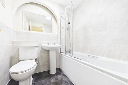 2 bedroom Terraced House to let in Little Copse Chase, Chineham