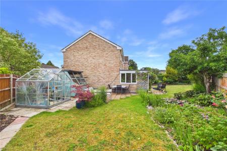 4 bedroom Link detached house for sale in Chaffinch Close, Basingstoke
