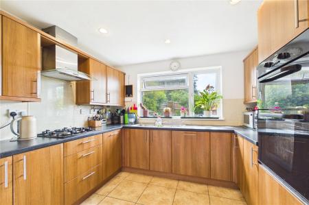 4 bedroom Link detached house for sale in Chaffinch Close, Basingstoke