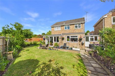 4 bedroom Link detached house for sale in Chaffinch Close, Basingstoke