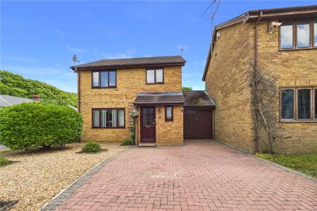 3 bedroom Link detached house for sale in Waterloo Avenue, Basingstoke