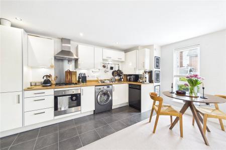 1 bedroom Flat to let in Fullbrook Avenue, Spencers Wood
