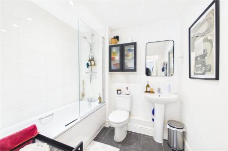 1 bedroom Flat to let in Fullbrook Avenue, Spencers Wood