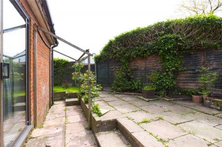 1 bedroom Ground floor flat to let in Monkswood Crescent, Tadley
