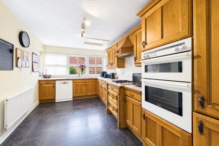 5 bedroom Detached house to let in Firecrest Road, Basingstoke