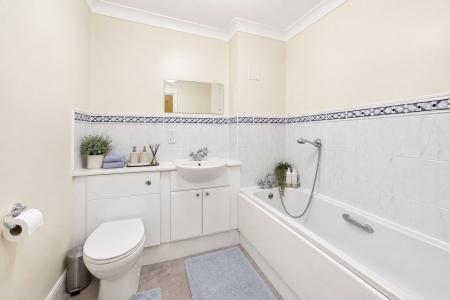 2 bedroom Flat to let in Alencon Link, Basingstoke