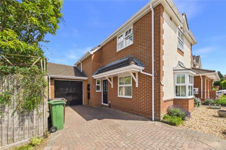 3 bedroom Detached house for sale in Chatsworth Green, Hatch Warren
