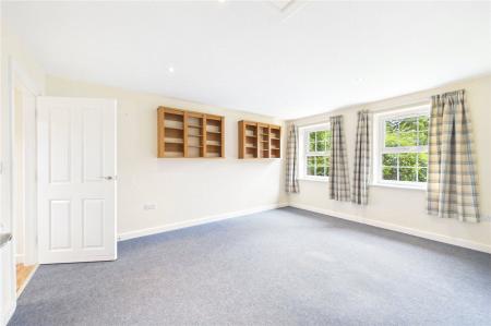 5 bedroom Detached house to let in Bryant Crescent, Spencers Wood
