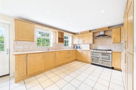 5 bedroom Detached house to let in Bryant Crescent, Spencers Wood
