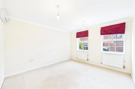 5 bedroom Detached house to let in Bryant Crescent, Spencers Wood