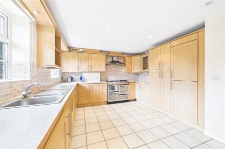 5 bedroom Detached house to let in Bryant Crescent, Spencers Wood