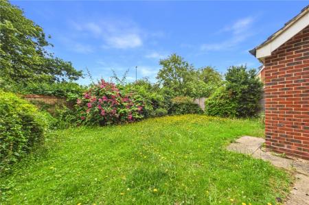 5 bedroom Detached house to let in Bryant Crescent, Spencers Wood