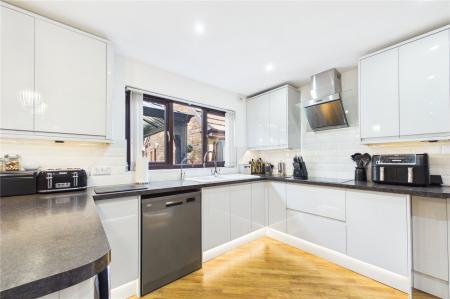 4 bedroom Detached house for sale in Heritage Park, Basingstoke