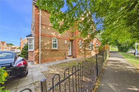 3 bedroom Detached house for sale in Hathaway Gardens, Basingstoke
