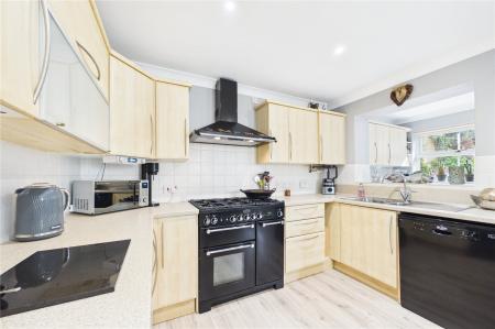 3 bedroom Detached house for sale in Hathaway Gardens, Basingstoke
