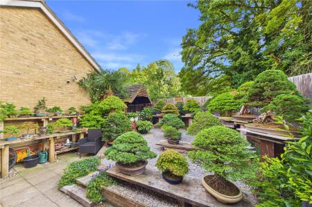 3 bedroom Detached house for sale in Hathaway Gardens, Basingstoke