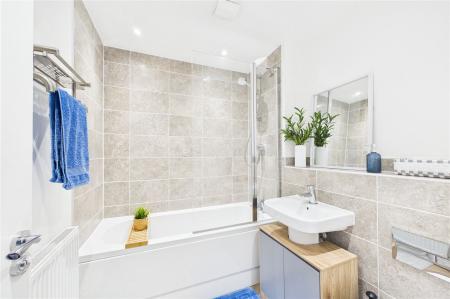 3 bedroom Semi-detached house for sale in Deanlands Farm Way, Sherfield-on-Loddon