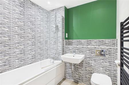 2 bedroom Ground floor flat to let in Bolton Drive, Shinfield
