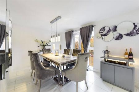 5 bedroom Detached house to let in Bowling Green, Three Mile Cross
