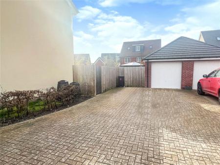 5 bedroom Detached house to let in Bowling Green, Three Mile Cross