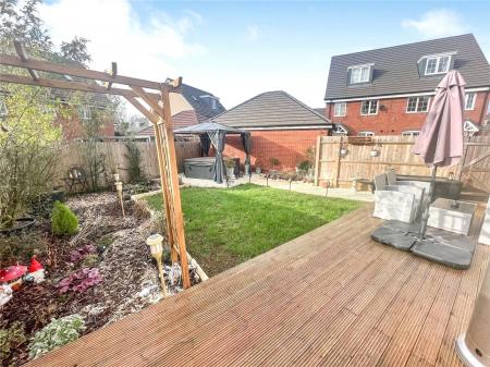 5 bedroom Detached house to let in Bowling Green, Three Mile Cross