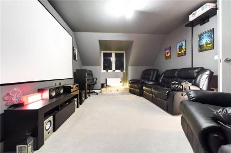 5 bedroom Detached house to let in Bowling Green, Three Mile Cross