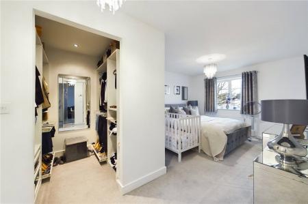 5 bedroom Detached house to let in Bowling Green, Three Mile Cross
