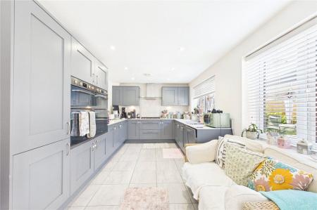 4 bedroom Detached house to let in Centenary Fields, Bramley