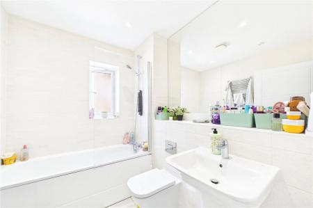 4 bedroom Detached house to let in Centenary Fields, Bramley