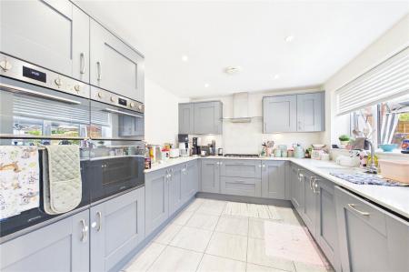 4 bedroom Detached house to let in Centenary Fields, Bramley
