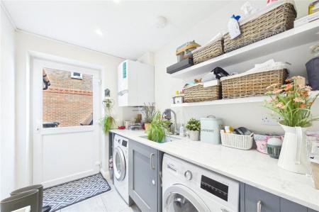 4 bedroom Detached house to let in Centenary Fields, Bramley