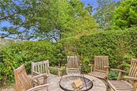 4 bedroom Detached house for sale in Lees Hill, South Warnborough