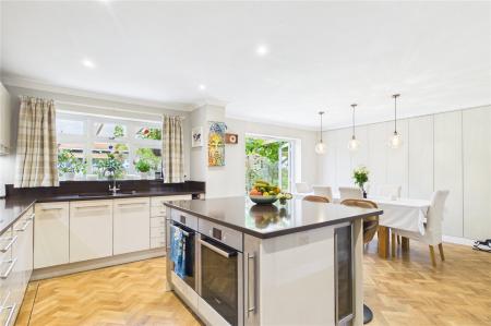4 bedroom Detached house for sale in Lees Hill, South Warnborough