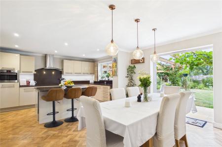 4 bedroom Detached house for sale in Lees Hill, South Warnborough