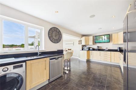 4 bedroom Semi-detached house for sale in London Road, Overton