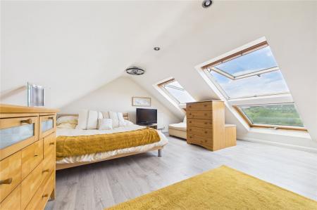 4 bedroom Semi-detached house for sale in London Road, Overton