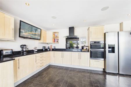 4 bedroom Semi-detached house for sale in London Road, Overton