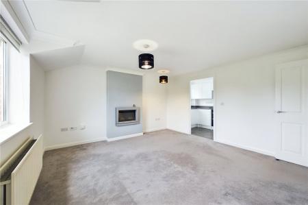 2 bedroom Flat to let in Benham Drive, Spencers Wood